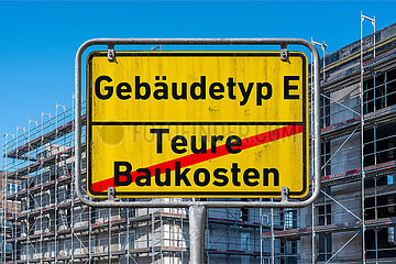 Symbolisches Ortsschild Gebaeudetyp E - Teure Baukosten