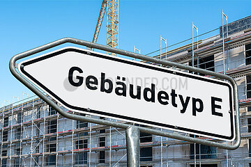 Symbolischer Wegweiser Gebaeudetyp E