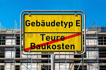 Symbolisches Ortsschild Gebaeudetyp E - Teure Baukosten