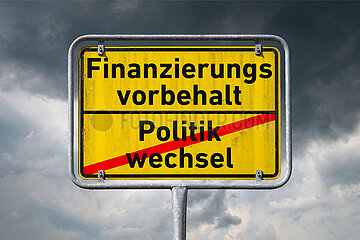 Symbolisches Ortsschild Finanzierungsvorbehalt - Politikwechsel