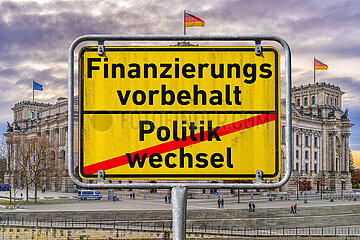 Symbolisches Ortsschild Finanzierungsvorbehalt - Politikwechsel