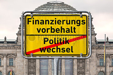 Symbolisches Ortsschild Finanzierungsvorbehalt - Politikwechsel