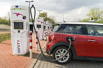 Schnellladepunkte von Ionity an der Autobahnraststätte Lauenau