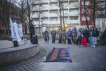 Kundegbung als Gedenken an einen Femizid in Schwabing Münchne