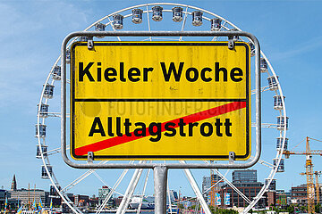 Symbolisches Ortsschild Kieler Woche - Alltagstrott
