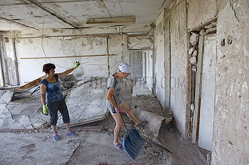 Myrolubimivka  Ukraine  Oblast Kherson  UA - Zerstoerte Dorfschule Myrolubimivka