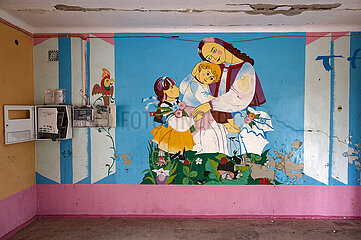 Lyubymivtsi  Oblast Kherson  Ukraine  UA - Zerstoerte Dorfschule Lyubymivtsi