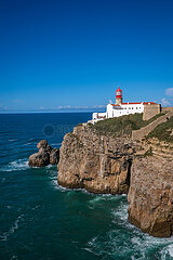 Leuchtturm am Cap von Sao Vicente  Kuestenlandschaft  Sagres  Algarve  Portugal