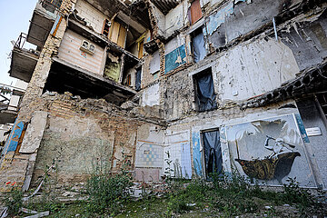 Horenka  Oblast Kiew  Ukraine  UA - Wandbild des Streetart-Kuenstlers Banksy-Baertiger Mann badet in einer Badewanne