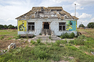 Myrolubimivka  Ukraine  Oblast Kherson  UA - Durch Druckwelle zerstoerter Dorfladen