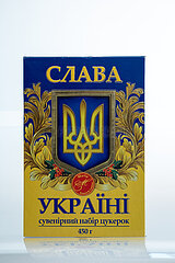 Deutschland  Bremen - Ukrainische Pralinen-Schachtel Slava Ukraini (Ruhm der Ukraine) in patriotischer Aufmachung mit dem ukrainischen Dreizack in Zeiten des Kriegs