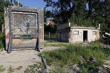 Irpin  Oblast Kiew  Ukraine  UA - Wandbild des Streetart-Kuenstlers Banksy-rhythmische Turnerin