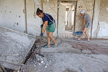 Myrolubimivka  Ukraine  Oblast Kherson  UA - Zerstoerte Dorfschule Myrolubimivka