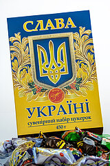 Deutschland  Bremen - Ukrainische Pralinen-Schachtel Slava Ukraini (Ruhm der Ukraine) in patriotischer Aufmachung mit dem ukrainischen Dreizack in Zeiten des Kriegs