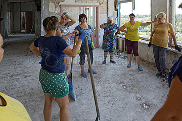Myrolubimivka  Ukraine  Oblast Kherson  UA - Zerstoerte Dorfschule Myrolubimivka