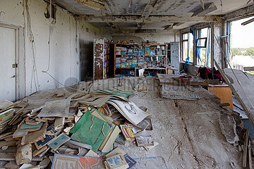 Myrolubimivka  Ukraine  Oblast Kherson  UA - Zerstoerte Dorfschule Myrolubimivka