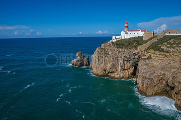 Leuchtturm am Cap von Sao Vicente  Kuestenlandschaft  Sagres  Algarve  Portugal
