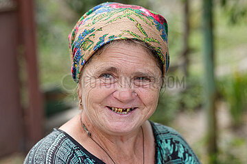 Myrolubimivka  Ukraine  Oblast Kherson  UA - Portrait einer Frau mit Goldzaehnen