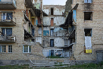 Horenka  Oblast Kiew  Ukraine  UA - Wandbild des Streetart-Kuenstlers Banksy-Baertiger Mann badet in einer Badewanne