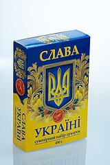 Deutschland  Bremen - Ukrainische Pralinen-Schachtel Slava Ukraini (Ruhm der Ukraine) in patriotischer Aufmachung mit dem ukrainischen Dreizack in Zeiten des Kriegs