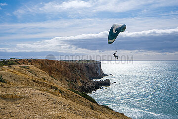 Kuestenlandschaft  Paraglider  Sagres  Algarve  Portugal