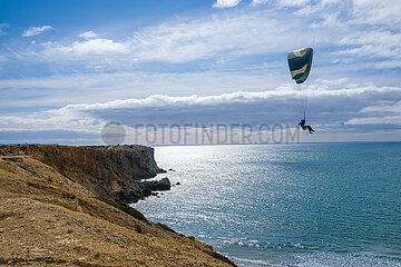 Kuestenlandschaft  Paraglider  Sagres  Algarve  Portugal