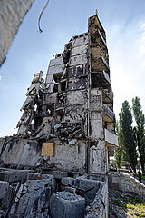 Borodjanka  Oblast Kiew  Ukraine  UA - Wandbild des Streetart-Kuenstlers Banksy-Turnerin macht einen Handstand