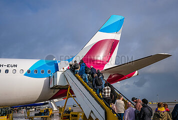 Urlauber steigen in ein Eurowings Flugzeug  Flughafen Faro  Algarve  Portugal