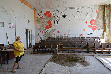 Myrolubimivka  Ukraine  Oblast Kherson  UA - Zerstoerte Dorfschule Myrolubimivka