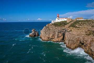 Leuchtturm am Cap von Sao Vicente  Kuestenlandschaft  Sagres  Algarve  Portugal