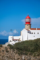 Leuchtturm am Cap von Sao Vicente  Kuestenlandschaft  Sagres  Algarve  Portugal