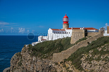 Leuchtturm am Cap von Sao Vicente  Kuestenlandschaft  Sagres  Algarve  Portugal