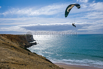 Kuestenlandschaft  Paraglider  Sagres  Algarve  Portugal