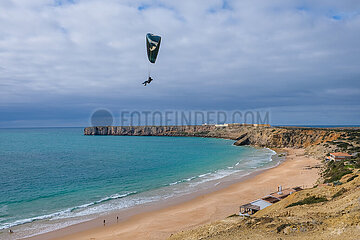 Kuestenlandschaft  Paraglider  Sagres  Algarve  Portugal