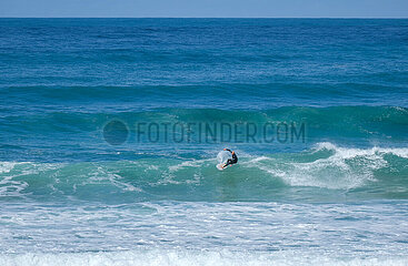 Surfer  Praia da Ponta Ruiva  Vila do Bisbo  Algarve  Portugal