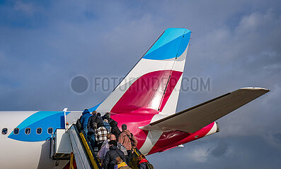 Urlauber steigen in ein Eurowings Flugzeug  Flughafen Faro  Algarve  Portugal