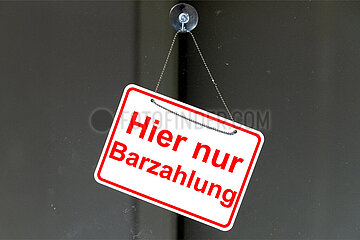 Symbolisches Fensterschild Hier nur Barzahlung