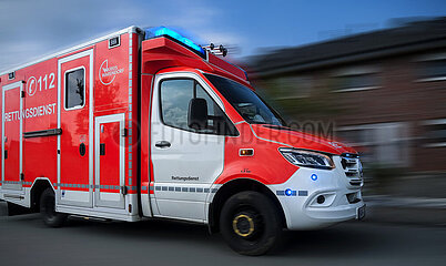Rettungswagen im schnellen Einsatz durch eine Wohnsiedlung