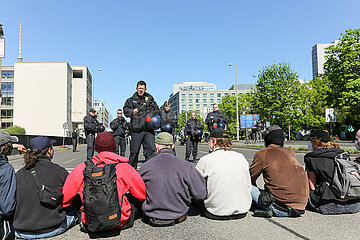Rechte Demo läuft nach Blockaden in Berlin