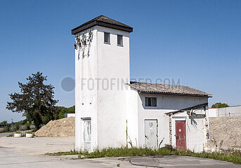 Alte Trafoturmstation industrielle Energieinfrastruktur