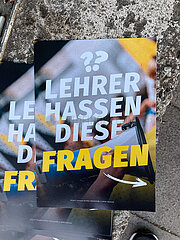 Identitäre verteilt Flyer vor Schule