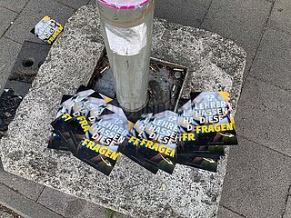 Identitäre verteilt Flyer vor Schule