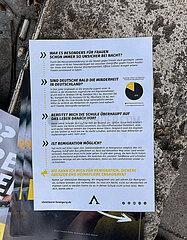 Identitäre verteilt Flyer vor Schule