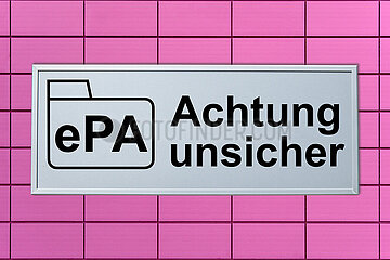 Symbolisches Schild ePA Achtung unsicher