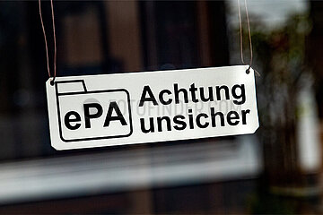 Symbolisches Fensterschild ePA Achtung unsicher