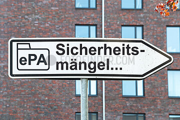Symbolisches Hinweisschild ePA Sicherheitsmaengel...