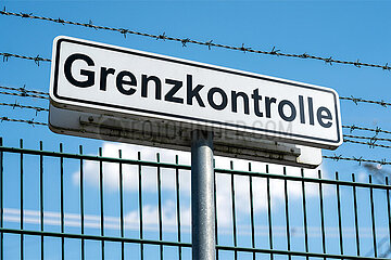 Symbolisches Schild Grenzkontrolle