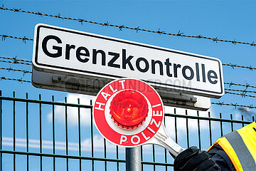 Symbolisches Schild Grenzkontrolle