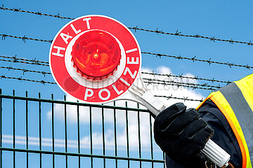 Polizeikelle an einem Grenzzaun