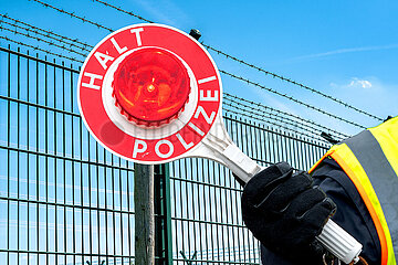 Polizeikelle an einem Grenzzaun
